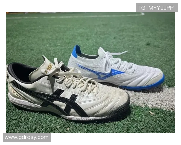 选择适合自己的足球鞋子提升球场表现的秘诀与推荐